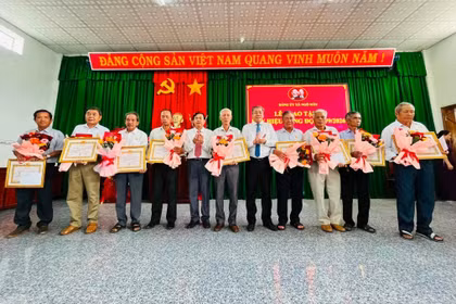 Đảng ủy xã Ngô Mây trao tặng Huy hiệu Đảng cho đảng viên