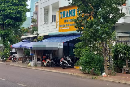 Xác minh làm rõ clip cô gái bị hành hung trên vỉa hè Quy Nhơn Nam.