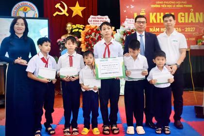 UBND phường Hội Phú tiếp nhận thẻ BHYT, học bổng hỗ trợ học sinh khó khăn