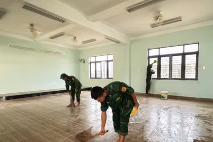 Cán bộ, chiến sĩ Đồn Biên phòng Cửa khẩu quốc tế Lệ Thanh ra quân hỗ trợ Trường Phổ thông nội trú Tiểu học và THCS Ia Dom.