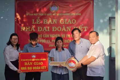 Phường Diên Hồng bàn giao nhà “Đại đoàn kết” cho hộ khó khăn