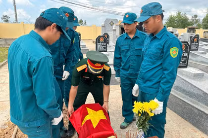 Truy điệu, an táng hài cốt liệt sĩ Nguyễn Văn Đức.