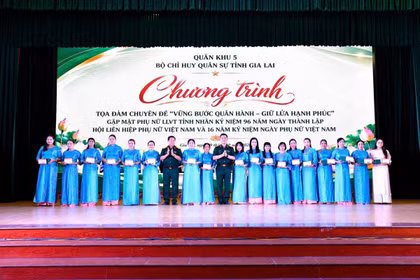 Phụ nữ lực lượng vũ trang Gia Lai “Vững bước quân hành - Giữ lửa hạnh phúc”.