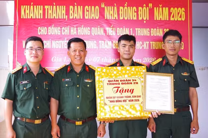 Trung đoàn Thông tin 29 bàn giao 2 “Nhà đồng đội”