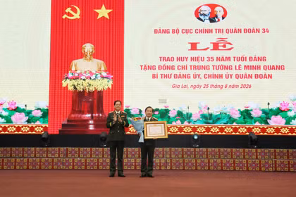Đảng ủy Cục Chính trị Quân đoàn 34 trao tặng Huy hiệu Đảng đợt 2-9