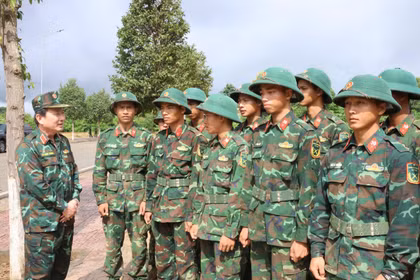 Chính ủy Quân đoàn 34 thăm hỏi, động viên cán bộ, chiến sĩ Đội tìm kiếm, quy tập hài cốt liệt sĩ Sư đoàn 10.