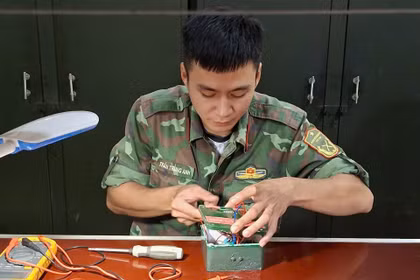 Thượng úy QNCN Trần Trung Anh đạt giải ba Giải thưởng “Tuổi trẻ sáng tạo” trong quân đội lần thứ 26. Ảnh: ĐVCC