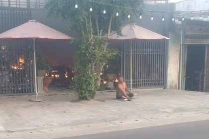Người đàn ông phóng hỏa đốt nhà rồi ôm người phụ nữ đứng giữa đám cháy để tự sát.