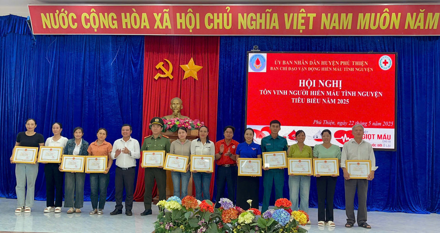 Ban tổ chức tặng giấy khen cho các cá nhân có thành tích tiêu biểu trong công tác hiến máu tình nguyện năm 2025. Ảnh: Vũ Chi z6626815723785-d87647817b077fb92c1e40a53b4cbe4e.jpg