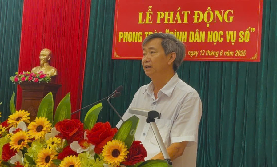 Bí thư Thị ủy Trần Quốc Khánh phát biểu chỉ đạo và phát động phong trào “Bình dân học vụ số” trên địa bàn thị xã. Ảnh: Vũ Chi gen-n-z6697436423647-f96646b852276c4b59cf160f4a7c3b0b.jpg