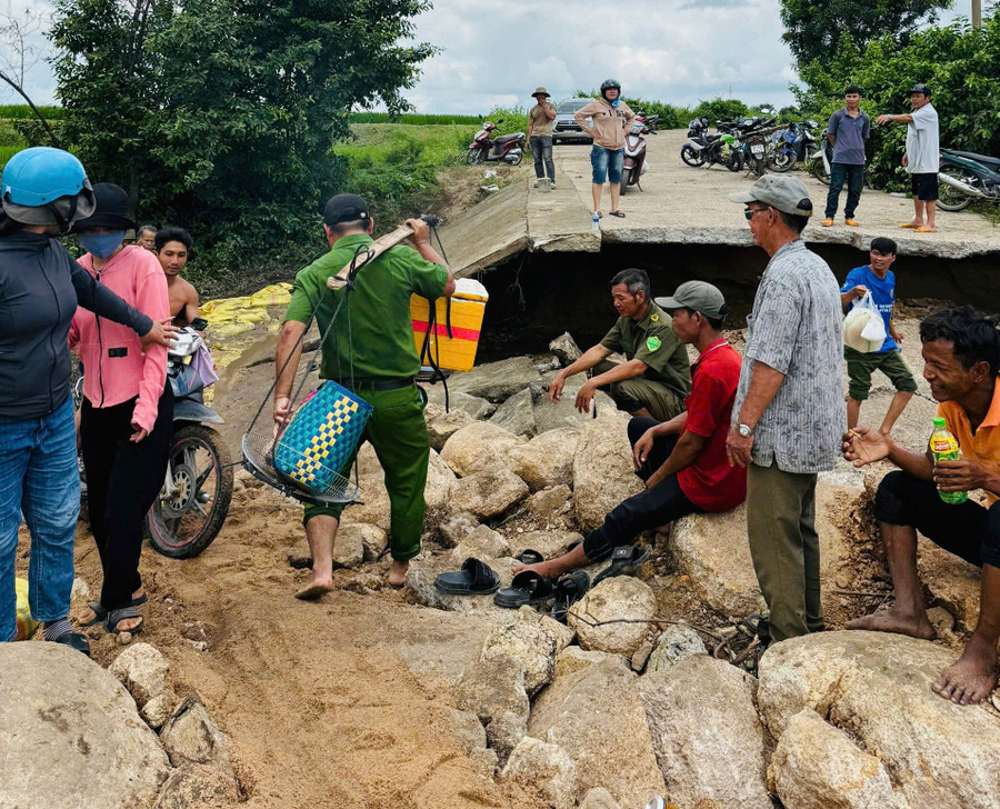 Bà con phấn khởi vì ngầm tràn được gia cố tạm, người và phương tiện nhỏ có thể qua lại an toàn. Ảnh: H.P gen-h-1234.jpg