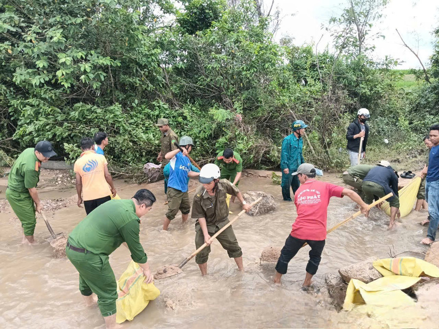 Cán bộ, chiến sĩ Công an xã Ia Pa phối hợp hỗ trợ gia cố ngầm tràn thôn Mơ Nang 2. Ảnh: Hòa Bình gen-h-123.jpg
