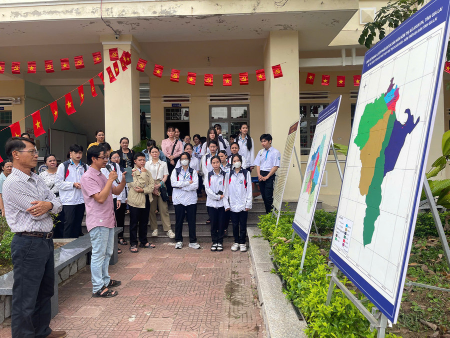 Tiến sĩ Lưu Hồng Sơn (Bảo tàng Pleiku) giới thiệu về di sản Hán-Nôm trên địa bàn tỉnh Gia Lai tới đại biểu và các em học sinh. Ảnh: Vũ Chi gen-h-z6949909128405-7e777a7c6eaa0200d84beac53da8fb60.jpg