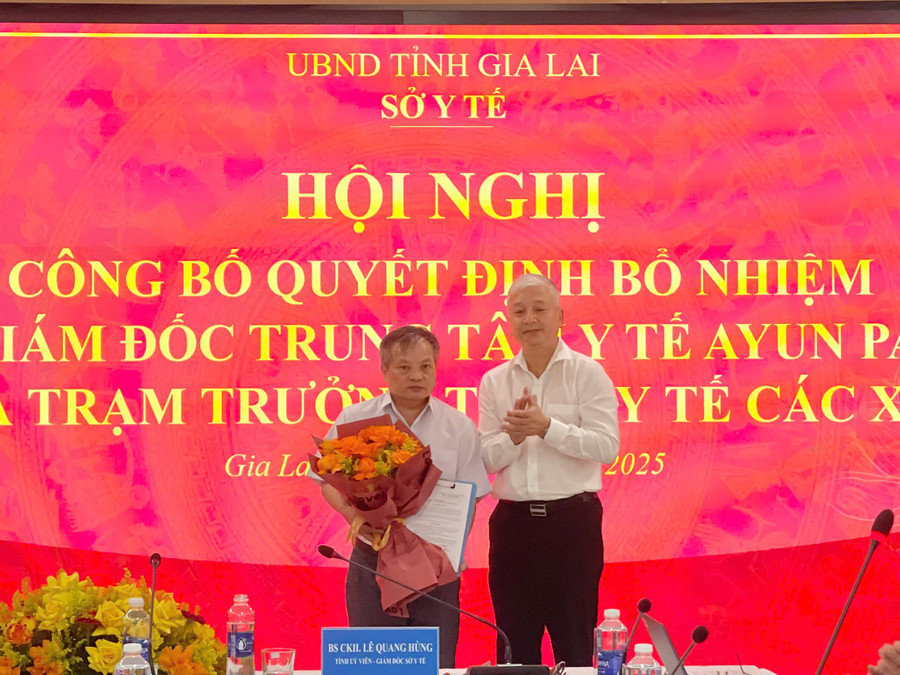ผู้อำนวยการกรมอนามัย เล กวาง หุ่ง (ปกขวา) นำเสนอมติแต่งตั้งนายฝ่าม จี กวาง ให้ดำรงตำแหน่งผู้อำนวยการศูนย์การแพทย์อายุน ปา ภาพโดย: หวู จี gen-h-z6794253223392-ca423b16b311308d58645c4b6ae7f0c1.jpg