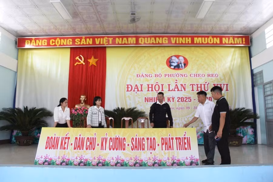 can-bo-dang-vien-phuong-cheo-reo-trang-tri-hoi-truong-ubnd-phuong-de-chuan-bi-cho-dai-hoi-dai-bieu-dang-bo-phuong-lan-thu-xvi-anh-vu-chi.jpg