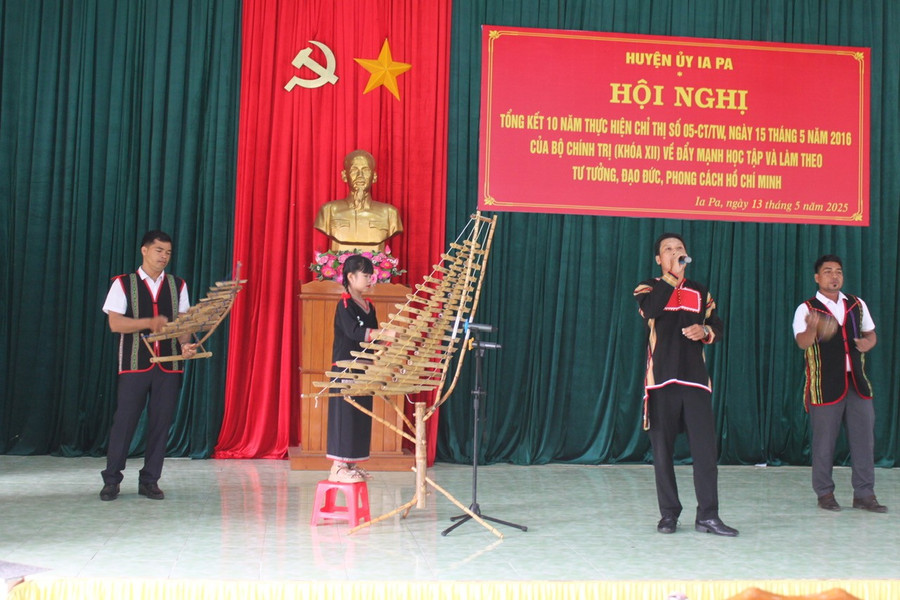 Bé Nahria Rose An Nhiên tự tin trình diễn ca khúc “Cô gái vót chông” cùng với các nghệ nhân gạo cội. Ảnh: Vũ Chi be-an-nhien-tu-tin-trinh-dien-cung-cay-dan-trung-tren-san-khau-cung-cac-nghe-nhan-gao-coi-anh-vu-chi.jpg