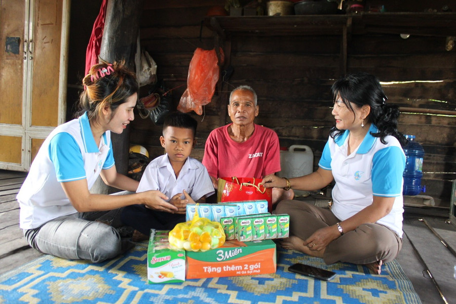 Hội Liên hiệp phụ nữ xã Ia Mrơn thăm, tặng quà cho em Rah Lan Sinh (thôn H'Lil 1) là con nuôi của Hội. Ảnh: V.C 1-hoi-lien-hiep-phu-nu-xa-ia-mron-tham-tang-qua-cho-em-rah-lan-sinh-con-nuoi-cua-hoi-tai-thon-hlil-1-anh-vc.jpg