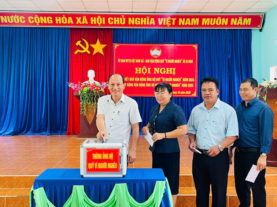 Lãnh đạo Đảng ủy, HĐND, UBND, các ban, ngành, đoàn thể, tổ chức, cá nhân xã Ia Hiao tham gia ủng hộ Quỹ "Vì người nghèo" xã năm 2025. Ảnh: Vũ Chi lanh-dao-dang-uy-hdnd-ubnd-cac-ban-nganh-doan-the-to-chuc-ca-nhan-xa-ia-hiao-tham-gia-ung-ho-quy-vi-nguoi-ngheo-xa-nam-2025-anh-vu-chi.jpg