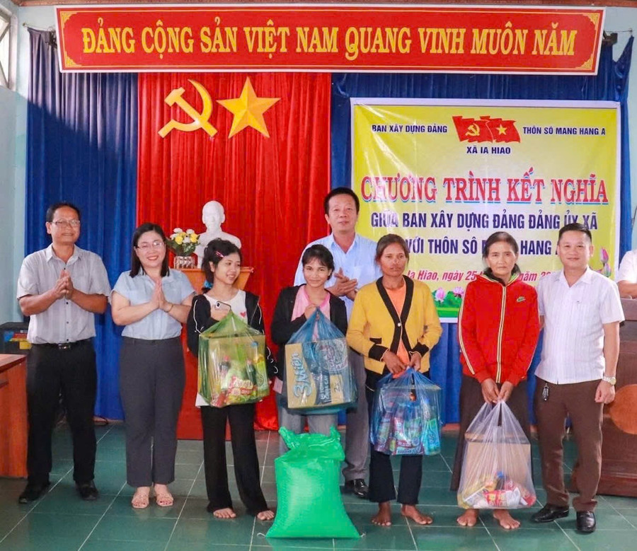 Đại diện lãnh đạo Ban Xây dựng Đảng Đảng ủy xã Ia Hiao tặng quà cho các hộ nghèo buôn Sô Ma Hang A. Ảnh: ĐVCC dai-dien-lanh-dao-ban-xay-dung-dang-dang-uy-xa-ia-hiao-tang-qua-cho-cac-ho-ngheo-thon-so-ma-hang-a-anh-dvcc.jpg