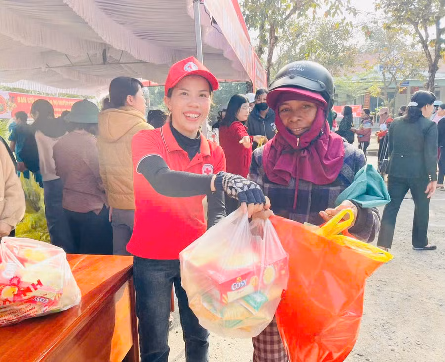 nguoi-dan-vui-mung-nhan-qua-tu-cac-gian-hang-0-dong-tai-chuong-trinh-tet-nhan-ai-anh-vu-chi.jpg