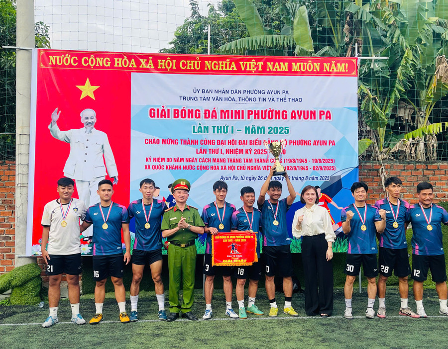 Ban tổ chức trao cúp vô địch cho đội bóng Công ty TNHH một thành viên Minh Nhật Agri. Ảnh: Vũ Chi 1-2.jpg