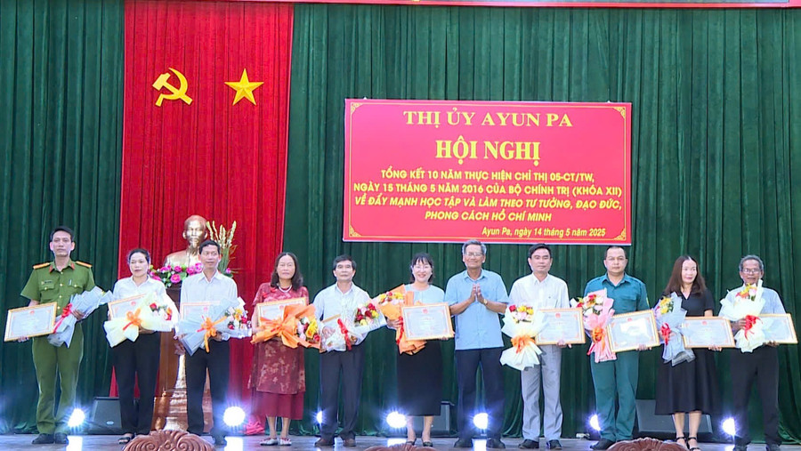 Phó Bí thư Thường trực Thị ủy Ayun Pa Ksor Vinh (thứ 5 từ phải sang) tặng giấy khen cho các tập thể có thành tích xuất sắc trong thực hiện Chỉ thị số 05-CTTW giai đoạn 2016-2025. Ảnh: Nguyễn Sang bi-thu-thi-uy-ayun-pa-ksor-vinh-thu-5-tu-phai-sang-tang-giay-khen-cho-cac-tap-the-co-thanh-tich-xuat-sac-trong-thuc-hien-chi-thi-so-05-cttw-giai-doan-2016-2025-anh-nguyen-sang.jpg