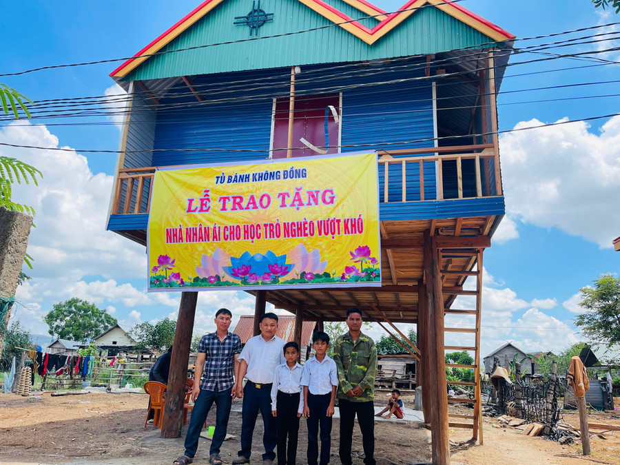 Thầy Vũ Văn Tùng (thứ 2 từ trái sang) trao tặng nhà nhân ái cho 2 học trò mồ côi xã Pờ Tó. Ảnh: Vũ Chi z6603439952690-e0064812f2740cb8cbbf735a3c951e2c.jpg