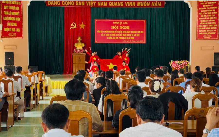 Quang cảnh hội nghị tổng kết 10 năm thực hiện Chỉ thị số 05-CT/TW tại huyện Ia Pa. Ảnh: Vũ Chi z6596567562699-0dcc6f9f369bf5230c171f846160ddb3.jpg