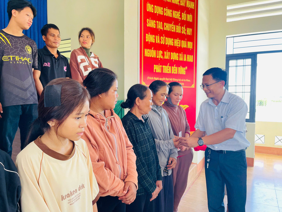 Bí thư Đảng ủy xã Ia Hiao Phạm Văn Phương trao tặng thẻ bảo hiểm y tế cho các công dân bị ngộ độc thực phẩm. Ảnh: Vũ Chi gen-h-z6975683693588-0c07e77fb68b9e7a7e525c54af8d6a40.jpg