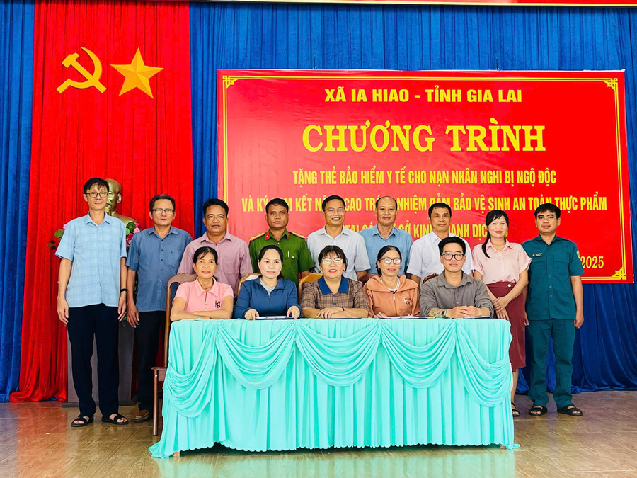 Đại diện các cơ sở, điểm kinh doanh ăn uống, quầy tạp hóa và bếp ăn tập thể tại xã Ia Hiao ký cam kết đảm bảo an toàn thực phẩm. Ảnh: Vũ Chi gen-h-z6975683701194-ea954550541a274610e2629efd44674b.jpg