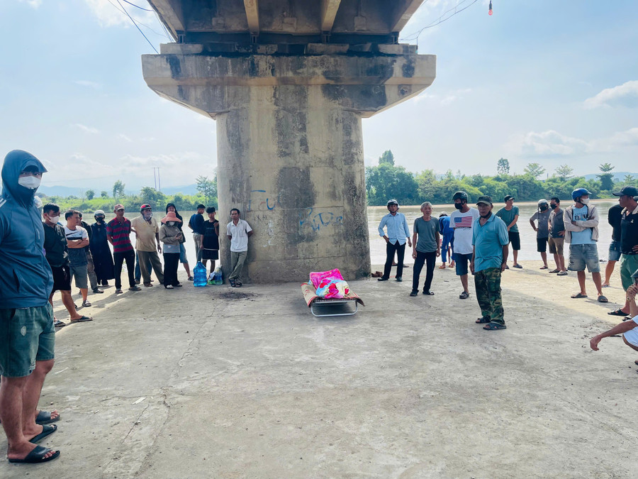 Thi thể nạn nhân đuối nước được bàn giao cho gia đình lo hậu sự. Ảnh: Vũ Chi gen-h-z6935570110249-0f92477fb7036c98a9d8d542d0997de8.jpg