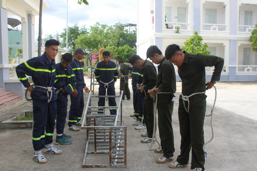 Từ một chàng thư sinh hơi nhút nhát, giờ đây, chiến sĩ Lê Quang Huy (bìa trái) đã trở thành một người lính cứu hỏa rắn rỏi, bản lĩnh. Ảnh: V.C tu-mot-chang-thu-sinh-hoi-nhut-nhat-gio-day-chien-si-le-quang-huy-bia-trai-da-tro-thanh-mot-nguoi-linh-cuu-hoa-ran-roi-ban-linh-anh-vu-chi.jpg
