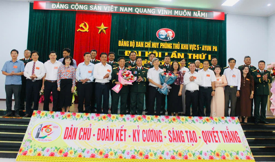 Ban Chấp hành Đảng bộ Ban Chỉ huy phòng thủ khu vực 5-Ayun Pa nhiệm kỳ 2025-2030 ra mắt Đại hội. Ảnh: Vũ Chi gen-n-z6800298280697-f0a177f414606eb158d3b300873b2bc8.jpg