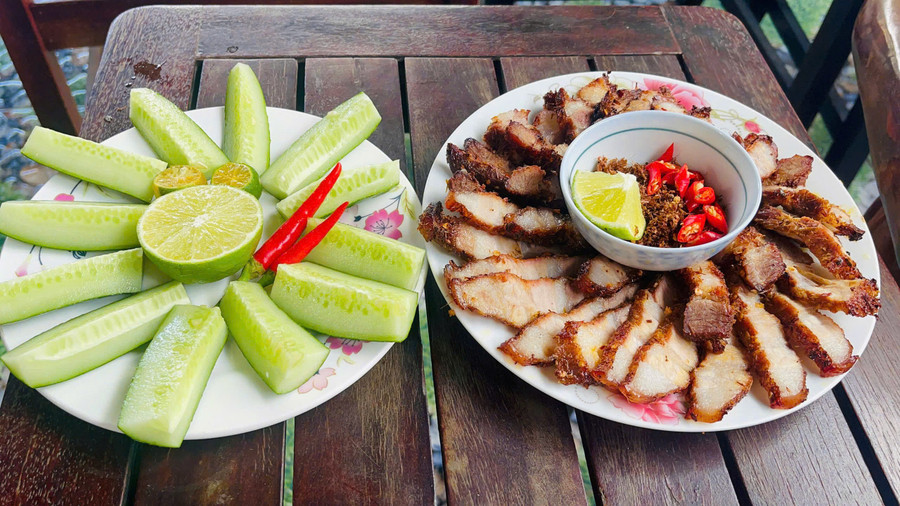 Với sự kết hợp khéo léo, sản phẩm heo một nắng mang hương vị đặc trưng của quê hương Vua Lửa nhưng phù hợp với khẩu vị khách hàng hiện đại. Ảnh: Vũ Chi z6558080373104-1eef70992711fdc6730e0e6c0a9e7808.jpg