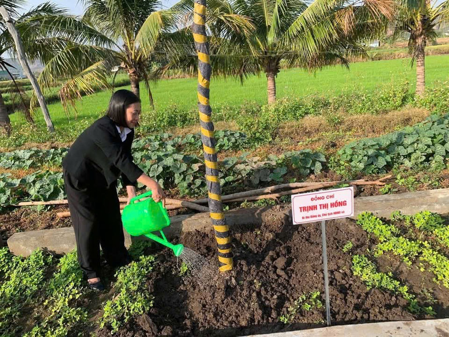 dong-chi-trinh-thi-hong-bi-thu-dang-uy-chu-tich-hdnd-xa-chu-a-thai-trong-cay-tai-khu-di-tich-lich-su-van-hoa-cap-quoc-gia-plei-oi-anh-dvcc.jpg