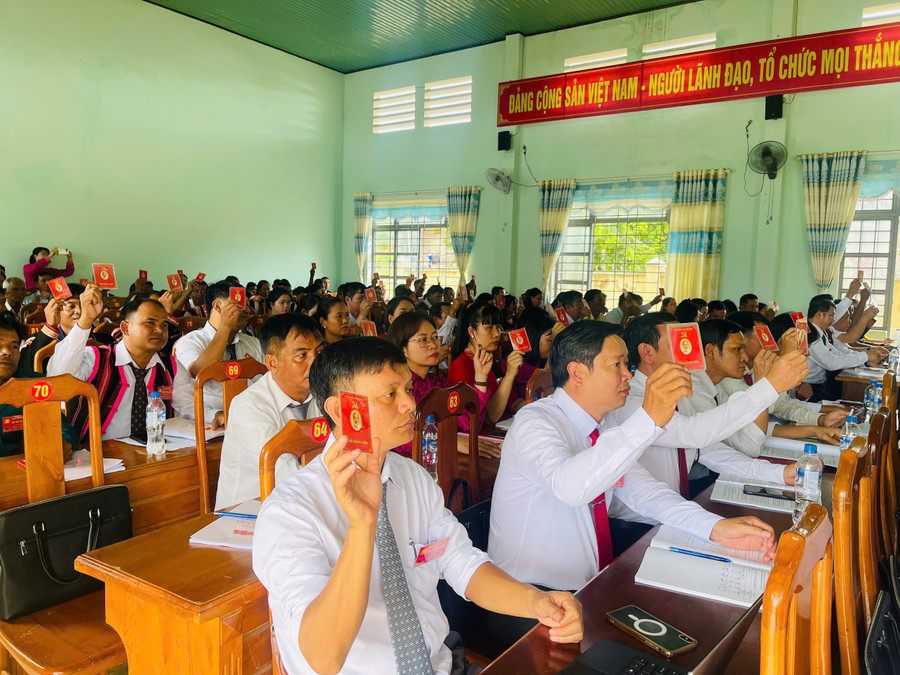 Các đại biểu biểu quyết thông qua các chỉ tiêu nhiệm kỳ 2025-2030. Ảnh: Vũ Chi cac-dai-bieu-bieu-quyet-thong-qua-cac-chi-tieu-nhiem-ky-2025-2030-anh-vu-chi.jpg
