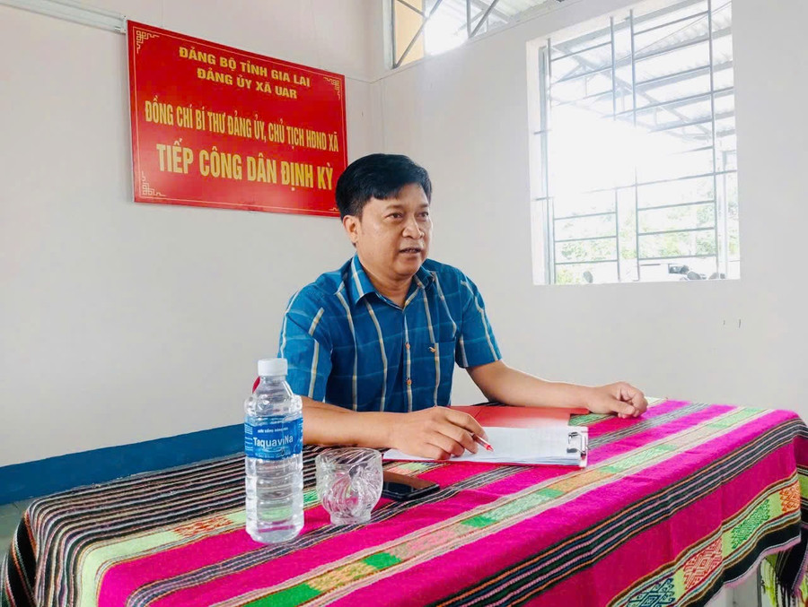 Bí thư Đảng ủy, Chủ tịch HĐND xã Nay Quyên luôn thể hiện tinh thần cầu thị, cởi mở để bà con mạnh dạn nêu kiến nghị trong buổi tiếp xúc cử tri. Ảnh: V.C bi-thu-dang-uy-chu-tich-hdnd-xa-nay-quyen-goi-mo-cac-van-de-trong-buoi-tiep-xuc-cu-tri-tai-buon-ia-jip-anh-vc.jpg