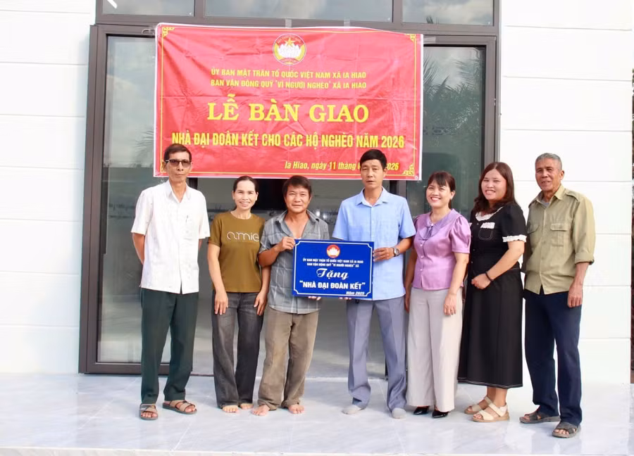 ban-thuong-truc-uy-ban-mttq-viet-nam-xa-ia-hiao-ban-giao-nha-dai-doan-ket-cho-gia-dinh-ong-be-van-so-thon-doan-ket-anh-dvcc.jpg