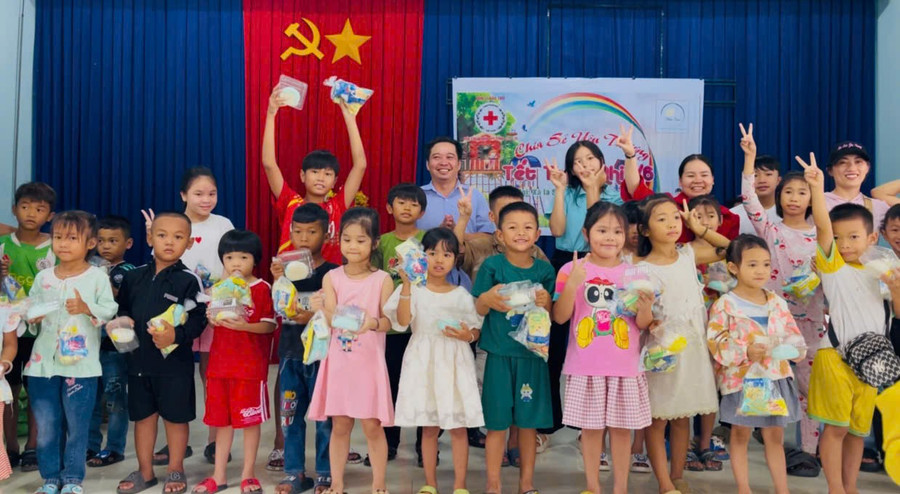 Hội Chữ thập đỏ thị xã Ayun Pa phối hợp với nhóm Thiện tâm tặng quà cho các em thiếu nhi xã Ia Sao. Ảnh: Vũ Chi cac-em-thieu-nhi-vui-mung-nhan-qua-tu-chuong-trinh-anh-vu-chi.jpg