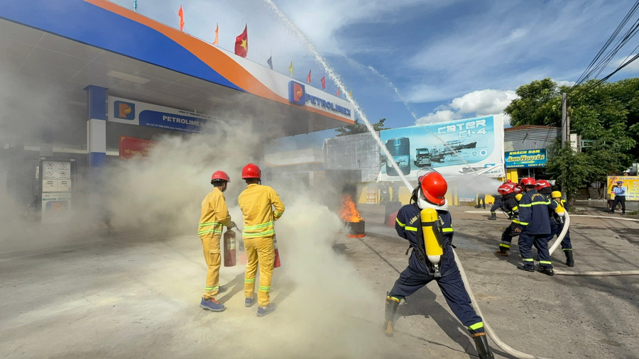 Đội Chữa cháy và cứu nạn, cứu hộ khu vực số 7 phối hợp với lực lượng cơ sở triển khai chữa cháy. Ảnh: V.B luc-luong-chuyen-nghiep-phoi-hop-voi-luc-luong-co-so-phoi-hop-trien-khai-chua-chay-1.jpg