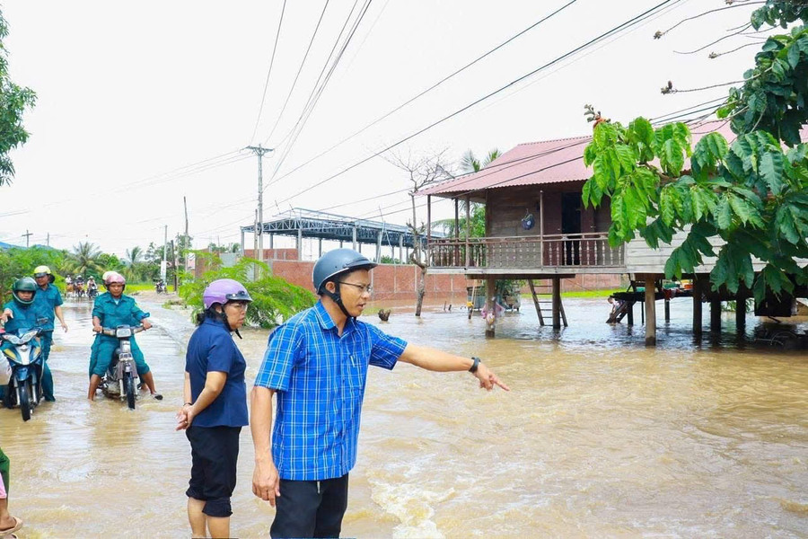 Bí thư Đảng ủy xã Ia Hiao Phạm Văn Phương xuống hiện trường chỉ đạo công tác ứng phó. Ảnh: ĐVCC gen-h-z6982569068109-df2a9f13cbbef5ecb0f9de796627e318.jpg