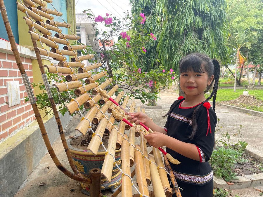 Bé An Nhiên có niềm đam mê với cây đàn t'rưng. Ảnh: Vũ Chi gen-h-z6661554775164-c53a11252c78cf30cf1e99f65baf2d08.jpg