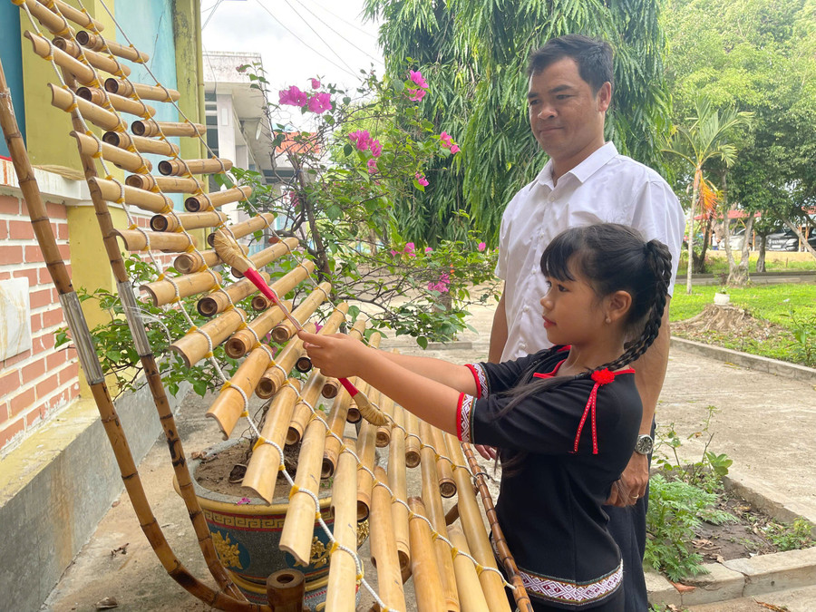 Anh Rcom Smen là người truyền cảm hứng và luôn đồng hành cùng con khi luyện tập đàn t'rưng. Ảnh: Vũ Chi gen-h-z6661554778995-7cec0007410427ed03d4689103c24f36.jpg