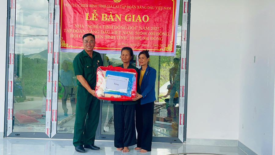 Hội Cựu chiến binh tỉnh Gia Lai bàn giao nhà “Nghĩa tình đồng đội” cho hội viên Nguyễn Thị Liên (đứng giữa). Ảnh: Vũ Chi gen-h-z6833679507830-9f623cc69f53e4823e8755447cf3485f.jpg