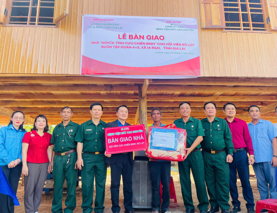 Hội CCB tỉnh Gia Lai phối hợp với các đơn vị tài trợ và UBND xã Ia Rsai bàn giao nhà “Nghĩa tình đồng đội” cho hội viên Rô Lút (thứ 5 từ phải sang). Ảnh: Vũ Chi gen-h-z6833679516451-d69627d8c8865510b8090f4a62ed031a.jpg