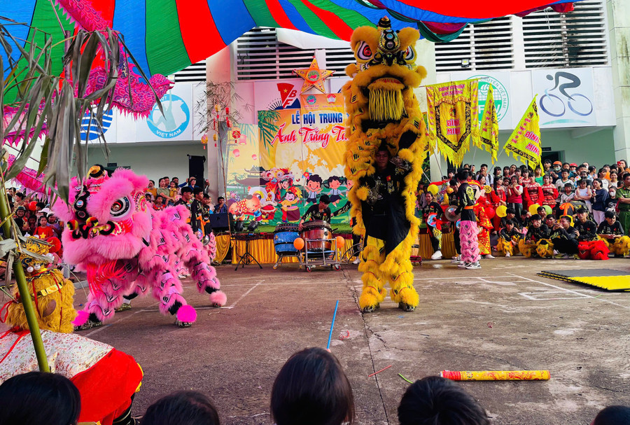 Màn múa lân đặc sắc tại chương trình "Vui hội Trung thu" dành cho các em nhỏ. Ảnh: Vũ Chi gen-h-z7057606920495-b9eafddb659a94d86936b8af23062bc3.jpg