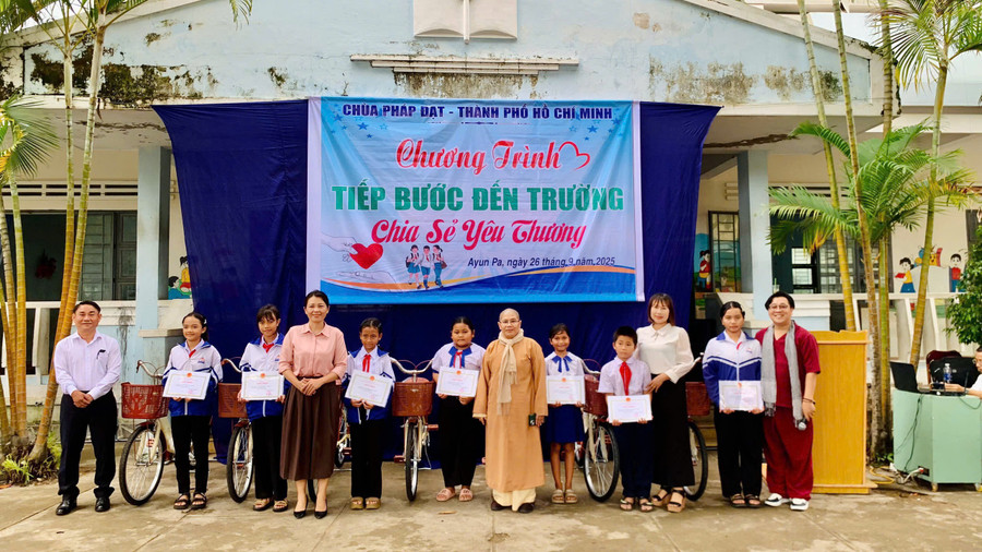 Ban tổ chức tặng xe đạp cho các em học sinh nghèo vượt khó tại Trường Tiểu học và THCS Trần Hưng Đạo. Ảnh: Vũ Chi gen-h-123444.jpg