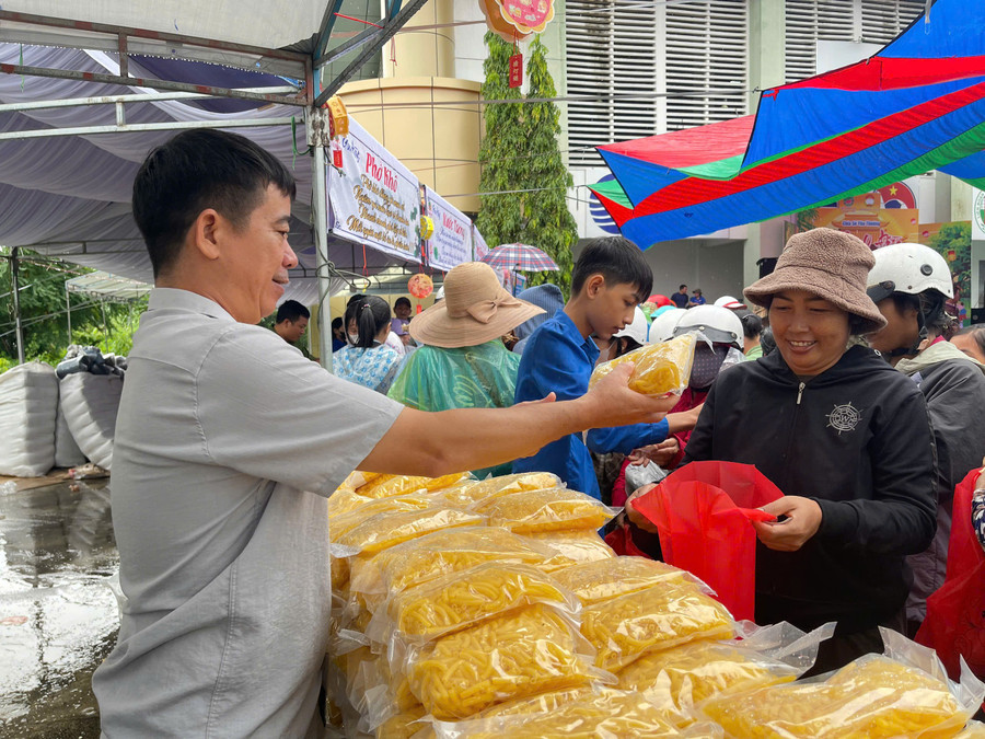 15 gian hàng với 300 suất quà dành cho các gia đình có hoàn cảnh khó khăn tại phường Ayun Pa. Ảnh: Vũ Chi gen-h-z7057562478346-2850c6ec0d5979d8956d19f3d783d771.jpg