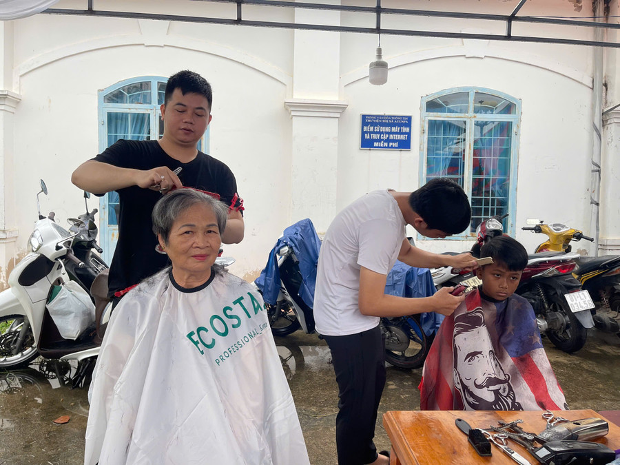 Trẻ em và người già được cắt tóc miễn phí tại chương trình. Ảnh: Vũ Chi gen-h-z7057563512226-e3c149eab697fbf67e5c3ce1cf41d5a5.jpg