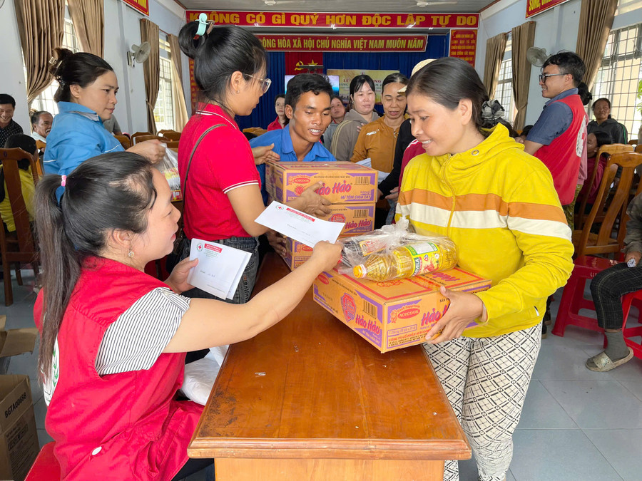 Các gia đình có hoàn cảnh khó khăn tại xã Ia Ake vui mừng nhận quà từ Hội Chữ thập đỏ tỉnh. Ảnh: Vũ Chi z6553354134224-68d9cf4841c26822faeea6ffc7582ed6.jpg